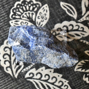 Raw blue Sodalite chunk // raw Sodalite crystal // natural blue Sodalite mineral // home and office decoration // collection piece //