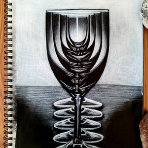 Pode incluir: Um desenho a preto e branco de uma taça de vinho com uma série de reflexos do copo por baixo.