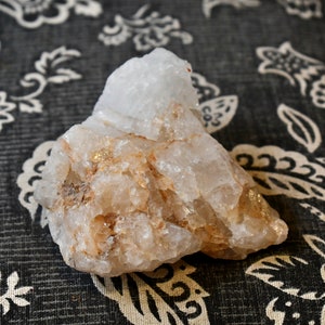 Pezzo di quarzo grezzo intrecciato con ferro // cristallo di quarzo grezzo // minerale di quarzo bianco naturale // decorazione per la casa e l&#39;ufficio // pezzo da collezione //