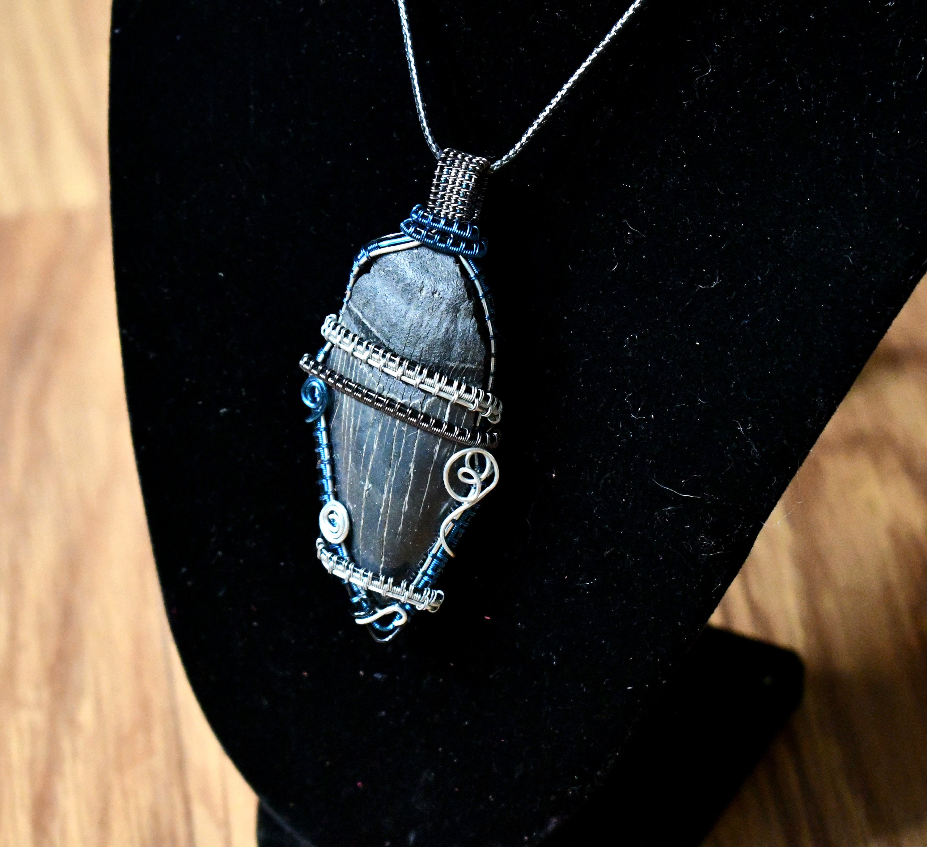 化石化したサメの歯のネックレスペンダント // メガロドンのサメの歯の