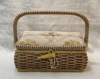 Elegant Vintage Treasure Box - Retro Jewelry Box with Handle - Ideal for Storing and Displaying