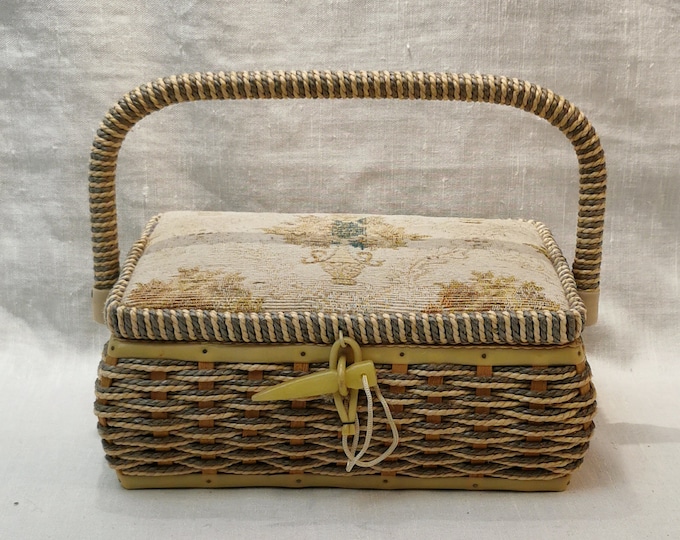 Elegant Vintage Treasure Box - Retro Jewelry Box with Handle - Ideal for Storing and Displaying