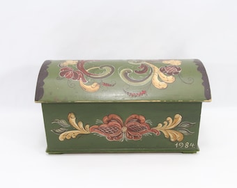 Vintage Norwegian Rosemaling Chest from 1984 – Handpainted Folk Art Storage Box, Scandinavian Decor, Green Dome-Top Keepsake Box