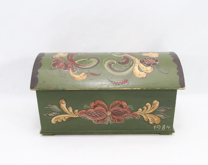 Vintage Norwegian Rosemaling Chest from 1984 – Handpainted Folk Art Storage Box, Scandinavian Decor, Green Dome-Top Keepsake Box