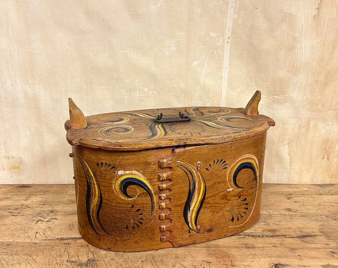 Vintage Trøndelag Charm: Antique Large Bentwood Jewelry Box with Unique Decor