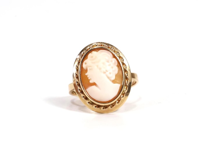 14k Yellow Gold Vintage Cameo Ring|Retro Glamour Jewelry|Unique Gift for Her|Intricate Craftsmanship|1970s Elegance