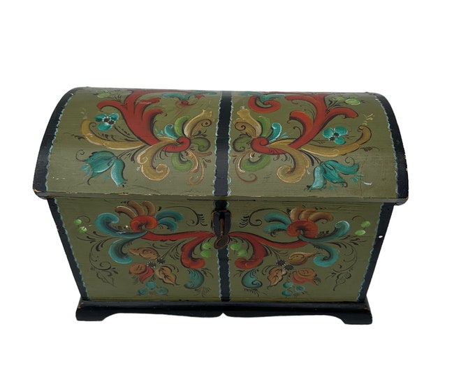 Vintage Norwegian Rosemaling Jewelry Box – Hand Carved Wooden Treasure Chest with Lock & Key Folk Art Keepsake 1940s