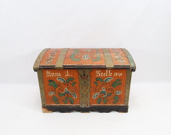 Norwegian Rosemaling Chest 1940 | Hand Painted Folk Art Box | Vintage Scandinavian Trunk | Rustic Nordic Decor | Traditional Painted Chest