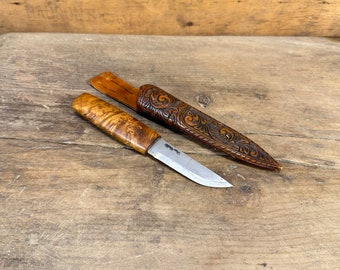 Norwegian Knife Finn Valle Signed | Burled Birch Handle | Hand Carved Acanthus Leather Sheath | 1970s Nordic Folk Art Collectible