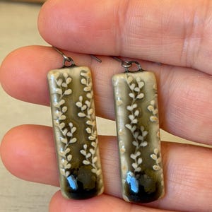 Handgjorda örhängen i botanisk keramik | Örhängen i texturerat porslin, antracitgrå | Smycken i neutral glasering
