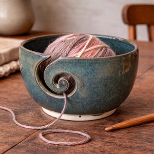 Puede incluir: Un juego de tres tazas de cerámica con un acabado mate moteado. Las tazas son de color crema, gris claro y gris oscuro. Cada taza tiene un diseño simple y minimalista.