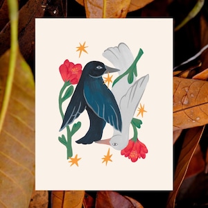 Peut inclure: Une impression d'art représentant deux oiseaux stylisés, l'un noir et l'autre blanc, avec des fleurs rouges et des étoiles orange. Les oiseaux sont entrelacés, sur un fond crème. L'impression a un style fantaisiste et illustratif.