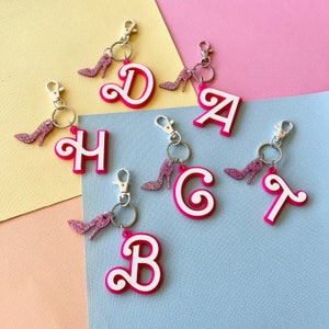 Chaveiro com letras rosa e branca | Etiqueta de bolsa | Camada dupla com pingente de salto alto | Etiqueta de bolsa infantil | Etiqueta de acrílico