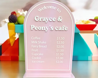 Tablero de menú personalizado para cafetería infantil: Letrero acrílico con forma de casita de juegos.