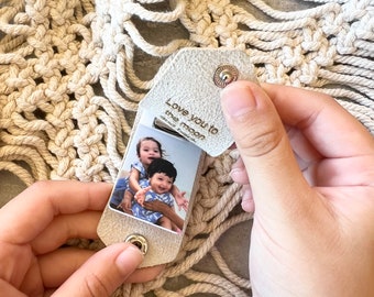 Personalisierter Lederfoto-Schlüsselanhänger: ""Mum""-Andenken mit Gravur."