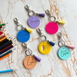 Porte-clés acrylique avec nom personnalisé | Retour à l'école | Étiquette personnalisée | Gentil | Garde d'enfants | Étiquette pour trousse | Porte-clés de bagage