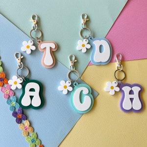Llavero retro con letras y margaritas / Llavero acrílico con etiqueta para bolso / Regreso al cole / Etiqueta con nombre personalizada / Llavero para equipaje