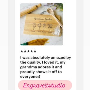 Personalizowana drewniana deska do krojenia z grawerowanym kwiatem narodzin zdjęcie 10