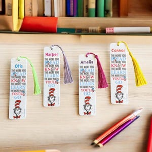 Motivierendes Kinderbuch Mark Dr. Seuss inspiriertes Zitat | Personalisiertes Lesezeichen aus Acryl Zurück in Schule | Bücherwurm | Personalisierte Geschenke