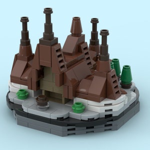 Puede incluir: Un modelo de Lego marrón de un edificio con múltiples chimeneas y una pequeña base de isla. El edificio tiene un techo marrón y molduras blancas. La base de la isla es gris y tiene un pequeño arbusto verde a cada lado.