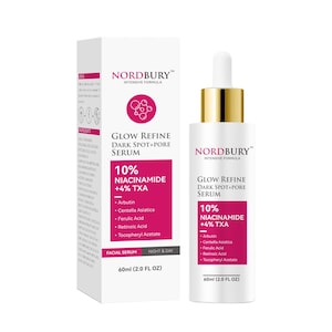 Op de afbeelding: Een witte Nordbury Glow Refine Dark Spot+Pore Serum fles met een gouden dop en druppelaar, naast een witte doos. Het serum bevat 10% Niacinamide en 4% TXA. De doos en fles hebben dezelfde tekst.