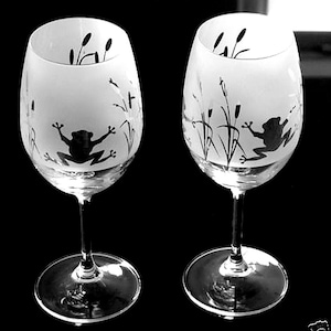 New etched Frog gift Wine Glasses.reed design... Boxed