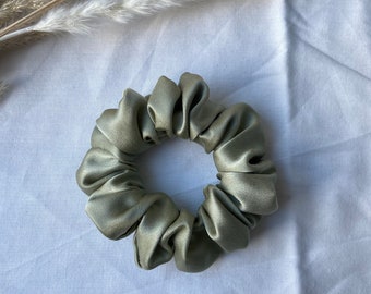 Midi 22 Momme Mulberry Silk Scrunchie in Blue and Green Tones