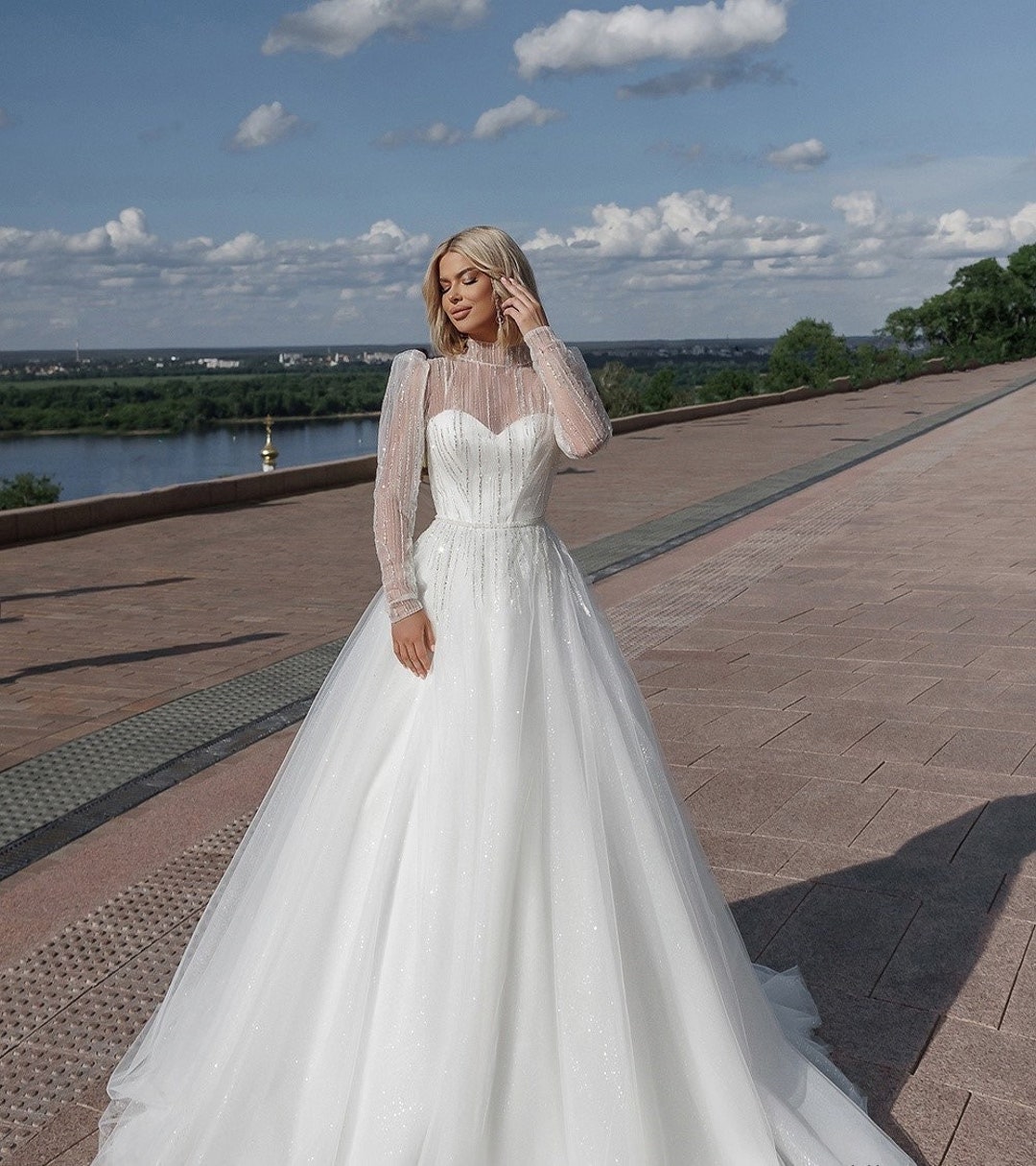 Luxury Long A-line V-neck Beads Tulle Glitter Wedding Dress with Cap Sleeves