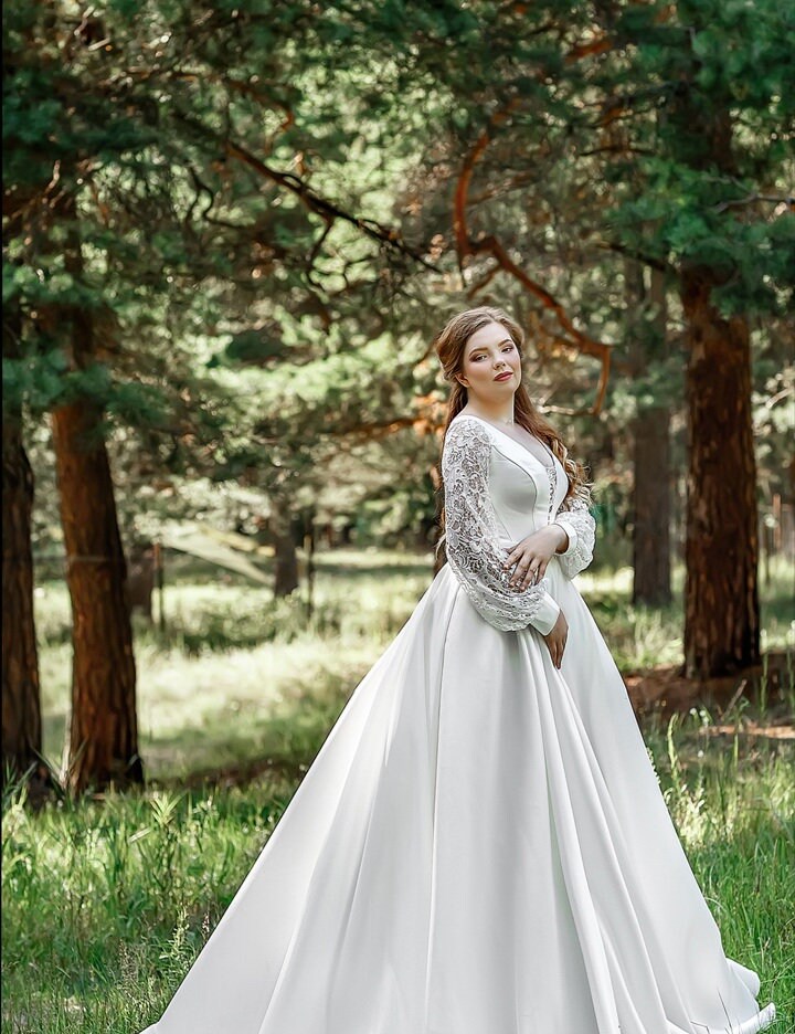 Abito da sposa in raso taglie forti con maniche in pizzo, abito da