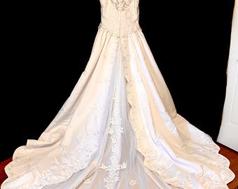 Vintage Oleg Cassini Wedding Dress: Dramatic Scalloped Train, Western Perfection, Size 12-14, Cassandra