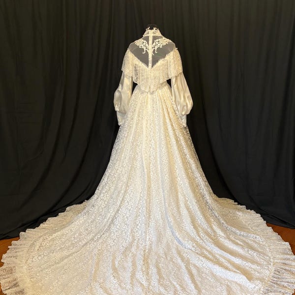 Vintage Sweetheart Wedding Dress Leaves Them TALKing!  |Alfred Angelo | Bows & Roses Lace draped train for Indoor/Outdoor |Size~ 6-8