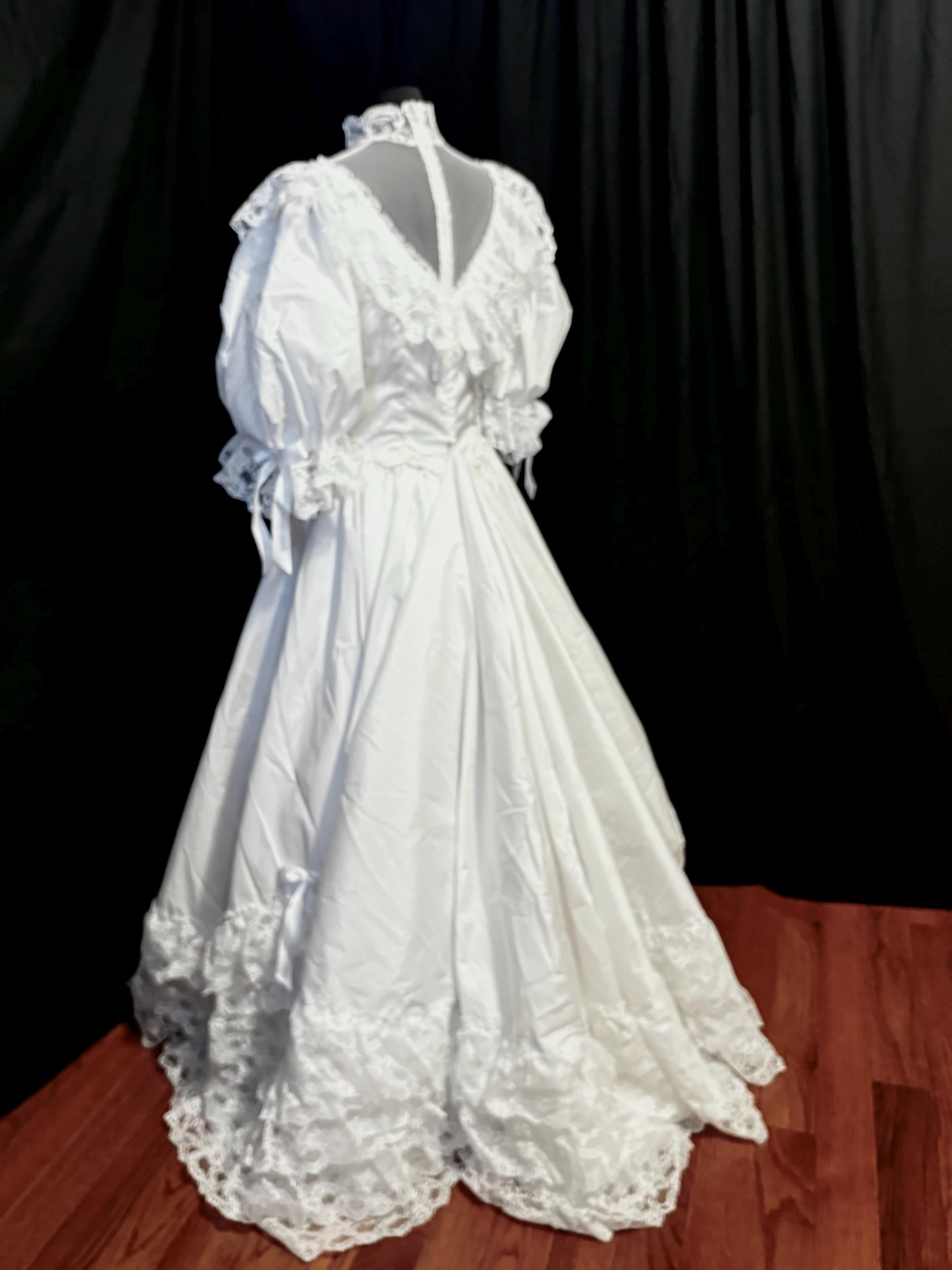 Vintage Sweetheart Wedding Dress w/Ruffles & Bustle
