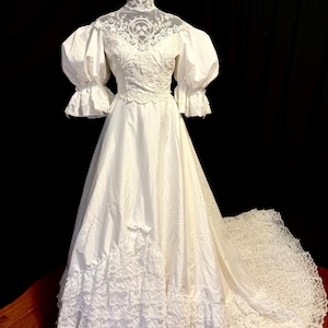 Vintage Alfred Angelo Lace Wedding Gown - Wrist Loop Train, Size 4-6, Juliette