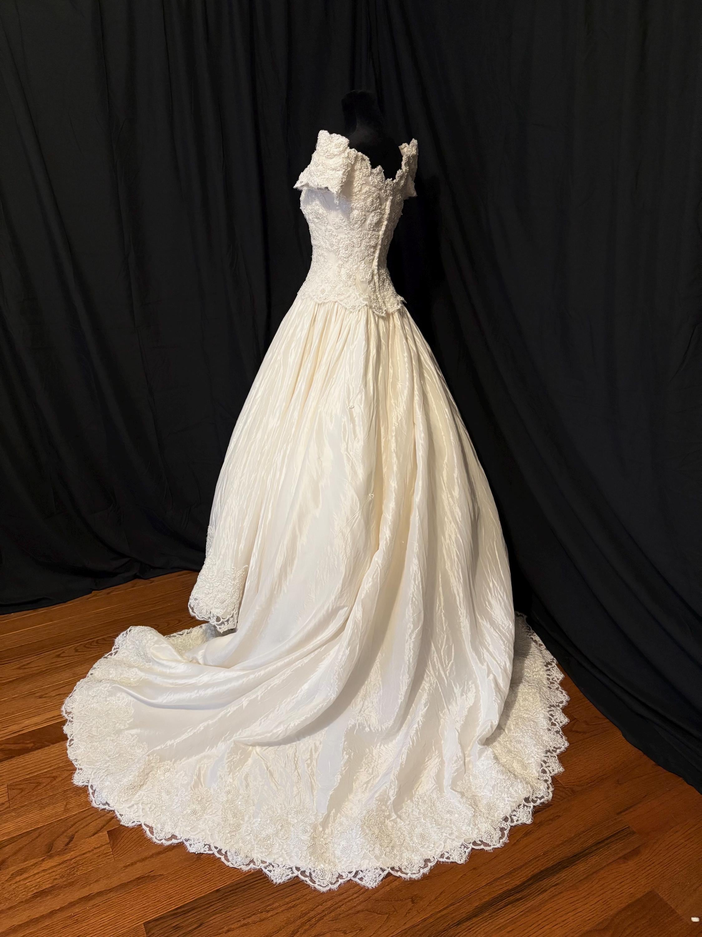 Vintage 80s Sweetheart Ballgown Wedding Dress: Size 2-4, Flowing Skirt, Truly