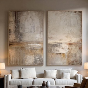 Gran díptico abstracto, pintura mural texturizada en tonos tierra neutros, decoración minimalista para sala de estar.