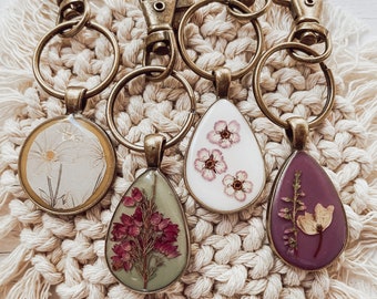 Handmade keychain, Resin Keychain, Aesthetic Keychains ,valentines gift, bridesmaid gift, Birthday Gift, gift for her, real flower keychain