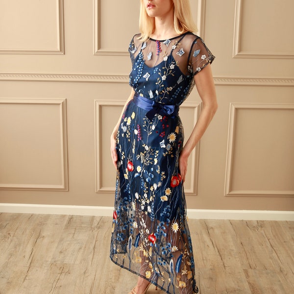 Vestido azul bordado