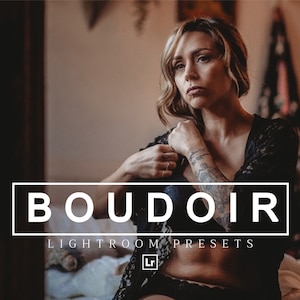 Könnte beinhalten: Eine Frau in einem schwarzen Spitzenoberteil posiert für ein Foto. Der Text "BOUDOIR LIGHTROOM PRESETS" wird in weißen Buchstaben auf einem schwarzen Rechteck angezeigt.