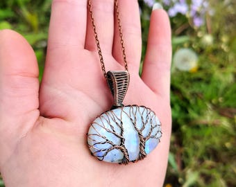 Collar de cristal de piedra lunar arcoíris envuelto en alambre de cobre con diseño del Árbol de la Vida.