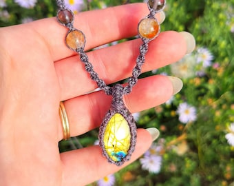 Collar de macramé de labradorita dorada con cristal, citrino y cuarzo ahumado.