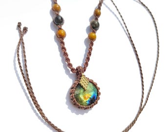 Collar de macramé de cristal hexagonal facetado de labradorita verde con dije dorado
