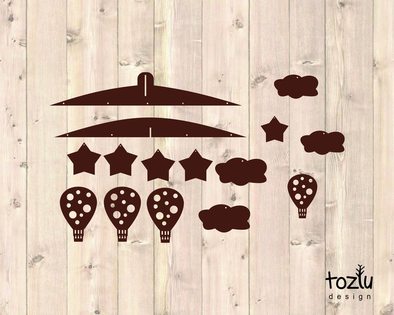 Puede incluir: Un m&oacute;vil de madera marr&oacute;n con un marco colgante, tres globos aerost&aacute;ticos, cinco estrellas y cuatro nubes. El m&oacute;vil est&aacute; dise&ntilde;ado para una guarder&iacute;a o una habitaci&oacute;n infantil.