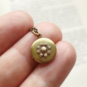 VINTAGE locket Daisy necklace, Small Floral vintage photo locket, Tiny floral locket, Birthday Gift for wife, Romantic gift for Girlfriend