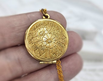 VINTAGE Floral locket, Brass Flower Photo locket, Anniversary gift for nature lover, Birthday gift for her, Nature inspired vintage jewelry