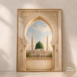 Könnte beinhalten: Ein vertikaler Wandkunstdruck mit einem verzierten, beigefarbenen Torbogen mit detaillierten Schnitzereien. Durch den Bogen ist eine Moschee mit einer markanten grünen Kuppel und zwei hohen Minaretten vor einem hellblauen Himmel zu sehen.