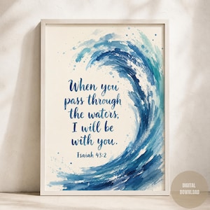 Può includere: Una stampa da parete rettangolare in una cornice chiara con un dipinto ad acquerello di una grande onda blu. Il testo recita: When you pass through the waters, I will be with you. Isaiah 43:2. Lo sfondo è di colore crema.