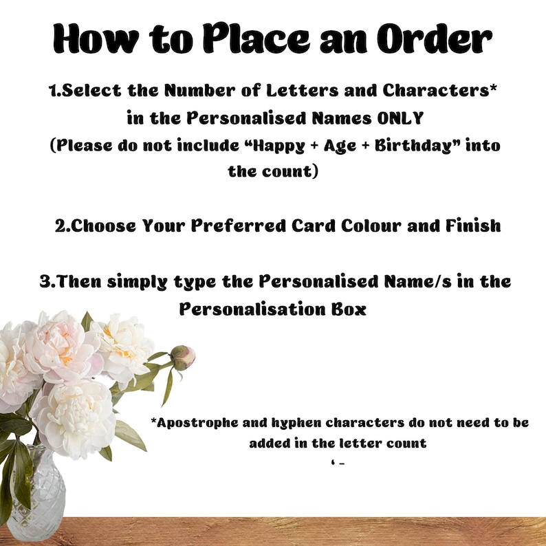 Puede incluir: Instrucciones sobre c&oacute;mo realizar un pedido de tarjetas personalizadas. Las instrucciones incluyen la selecci&oacute;n del n&uacute;mero de letras y caracteres en los nombres personalizados, la elecci&oacute;n de un color y acabado de tarjeta, y la escritura del nombre personalizado en el cuadro de personalizaci&oacute;n. La imagen tambi&eacute;n incluye un jarr&oacute;n de flores blancas.