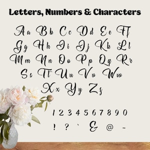 Puede incluir: Un fondo blanco con letras y n&uacute;meros en cursiva negra. Las letras son may&uacute;sculas y min&uacute;sculas. Los n&uacute;meros son del 1 al 0. Los caracteres son punto de exclamaci&oacute;n, signo de interrogaci&oacute;n, ap&oacute;strofe, ampersand, s&iacute;mbolo arroba y guion.