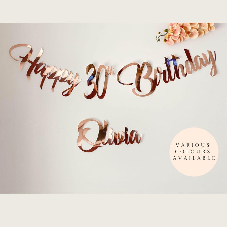 Może przedstawiać: Baner Happy 30th Birthday w kolorze r&oacute;żowego złota z imieniem Olivia. Dostępne w r&oacute;żnych kolorach.