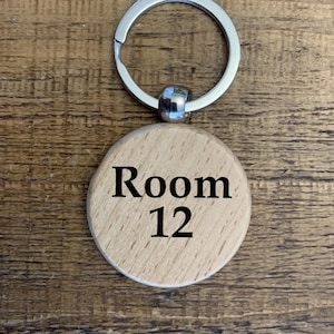 Kamernummer: gepersonaliseerde, gegraveerde ronde massief houten sleutelhanger. Hotels, pensions, bed & breakfast, zelfstandige, vakantiehuis.